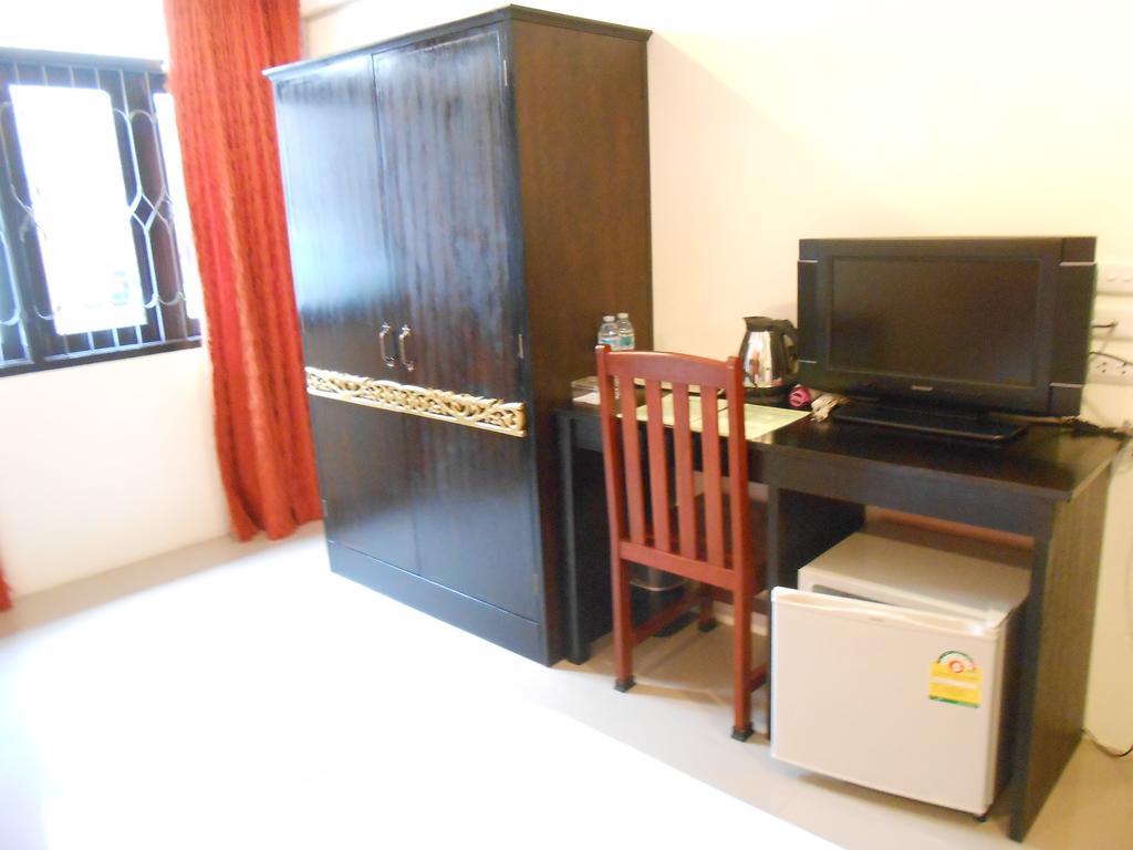 The Bang Khun Phrom Suites Bangkok Zimmer foto
