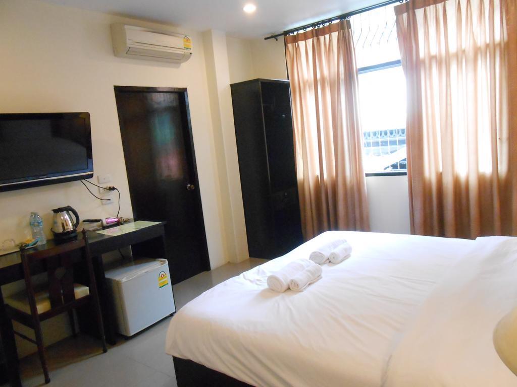 The Bang Khun Phrom Suites Bangkok Zimmer foto